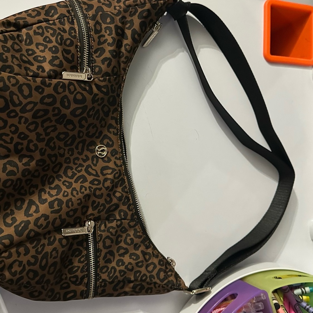 Lululemon sling shoulder bag 6L leopard - Picture 3 of 4